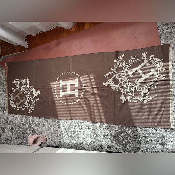 Chic Brown and White Patterned Scarf with Belt - Picture 7 of 8